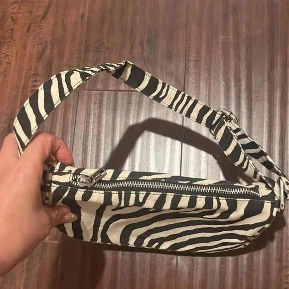 Great condition zebra mini bag - Picture 4 of 10